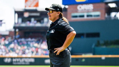 Jen Pawol a intrat în istorie. Este prima femeie care a arbitrat un meci din MLB