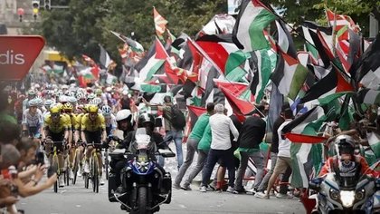 Haos în ultima etapă din Vuelta. Cursa, oprită definitiv la 56 de kilometri de sosirea oficială din cauza manifestanţilor pro-palestinieni