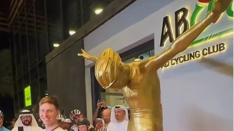 UAE Emirates-XRG i-a făcut statuie ciclistului Tadej Pogacar în Emiratele Arabe Unite
