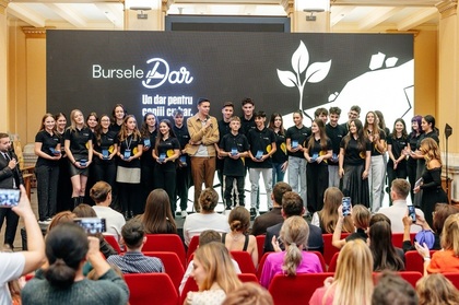 David Popovici şi membri ai lotului naţional de canotaj au premiat 35 de tineri excepţionali la Gala Burselor DAR