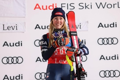 Încă un ren pentru Mikaela Shiffrin. Marea campioană americană a câştigat slalomul de la Levi şi a primit un premiu atipic