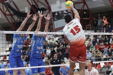 Dinamo Bucureşti merge în sferturile de finală ale CEV Cup la volei masculin