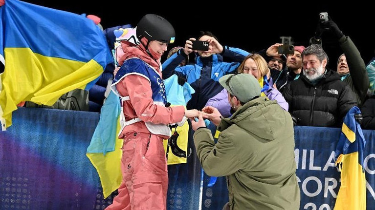 Dragostea pluteşte în zăpadă la JO. Ucraineanca Katerina Kotsar, cerută în căsătorie la finalul unei probe de schi acrobatic