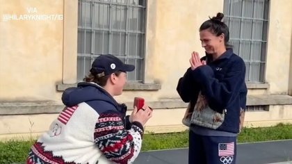Americancele Hilary Knight şi Britanny Bowe s-au logodit. Ele şi-au început relaţia la JO din 2022
