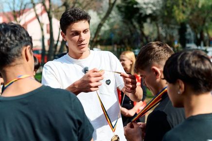 David Popovici lansează o nouă campanie de donaţii pentru copiii aflaţi în grija Hope and Homes for Children România