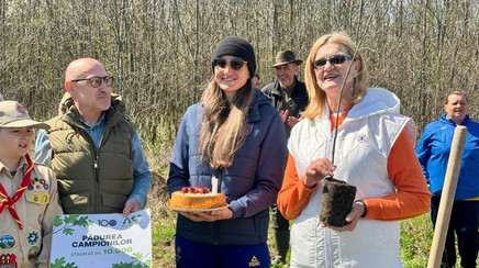 Simona Radiş a plantat stejarul cu numărul 10.000 în ”Pădurea Campionilor”