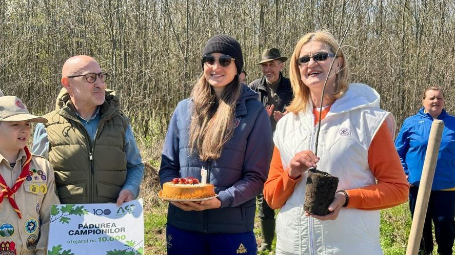 Simona Radiş a plantat stejarul cu numărul 10.000 în ”Pădurea Campionilor”
