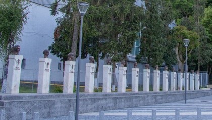 Consiliul Local Deva a aprobat amplasarea busturilor gimnastelor Sandra Izbaşa şi Cătălina Ponor şi a antrenorului Nicolae Forminte în Piaţa Cetăţii

