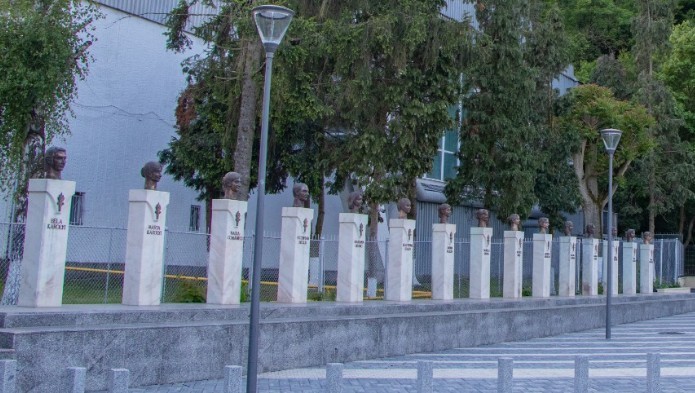 Consiliul Local Deva a aprobat amplasarea busturilor gimnastelor Sandra Izbaşa şi Cătălina Ponor şi a antrenorului Nicolae Forminte în Piaţa Cetăţii

