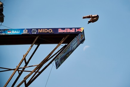 Cătălin Preda, la un pas de podium în prima etapă din Seria Mondială Red Bull Cliff Diving