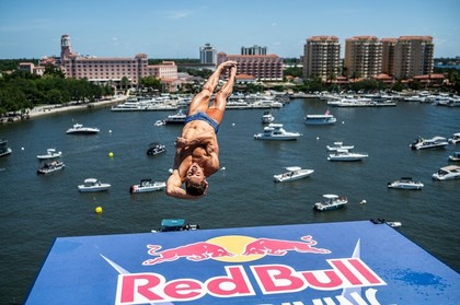 Podium pentru Constantin Popovici şi top 5 pentru Cătălin Preda în etapa a doua din Seria Mondială Red Bull Cliff Diving