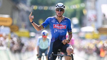 Pe o căldură sufocantă, Mathieu Van der Poel a câştigat la sprint etapa a 9-a din Turul Franţei