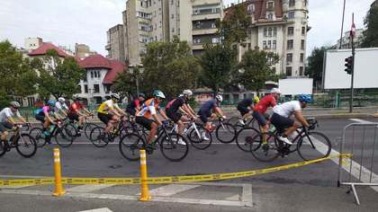 Doi biciclişti care participau la o competiţie de profil organizată duminică în Bucureşti au fost loviţi de un autoturism