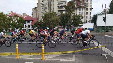 Doi biciclişti care participau la o competiţie de profil organizată duminică în Bucureşti au fost loviţi de un autoturism