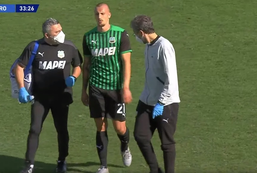 VIDEO | Vlad Chiricheş s-a accidentat cu cinci zile înaintea meciului cu Islanda. Căpitanul naţionalei a ieşit de pe teren în minutul 34 din Sassuolo - Crotone