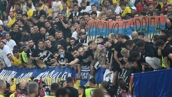 Ne pasc sancţiuni drastice. România - Kosovo, oprit din cauza torţelor aprinse de fani şi a scandărilor