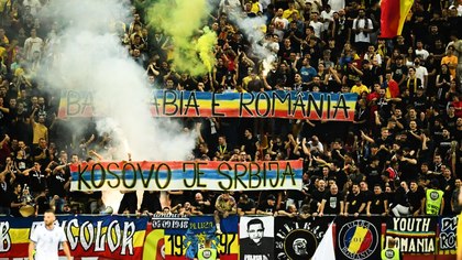 Răspunsul celor de la "Uniţi sub tricolor" după incidentele de la meciul României. "Scandal ochestrat de kosovari, cu complicitatea UEFA, la care FRF a reacţionat mizerabil"