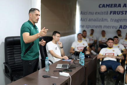 Istvan Kovacs le-a prezentat tricolorilor cele mai noi instrucţiuni legate de arbitraj înainte de EURO 2024