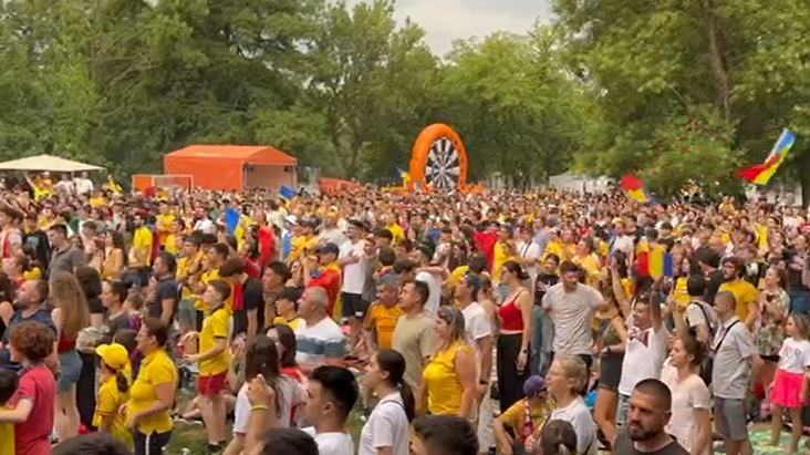 VIDEO | Deşi vremea a fost potrivnică, românii au rămas alături de naţională în Parcul Titan