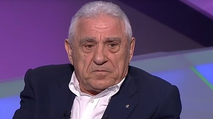 Giovanni Becali nu a stat pe gânduri şi i-a spus lui Edi Iordănescu ce trebuie să facă: ”Dacă e atât de patriot şi legat de culorile acestui tricou. Nu ai văzut cum ţine mâna atât de lipită pe piept? ”