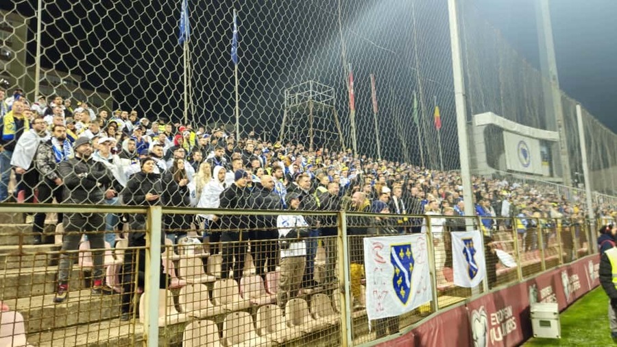 Explozie de scandări rasiste la Bosnia – România! Start de meci marcat insulte venite din galeria gazdelor: „Ţ***nii, ţ**nii” 