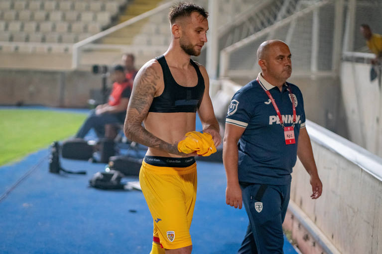 Dezastru pentru România! Denis Drăguş, eliminat la doar două minute după ce a intrat pe teren! Atacantul s-a prăbuşit la vestiare şi a izbucnit în lacrimi | VIDEO EXCLUSIV