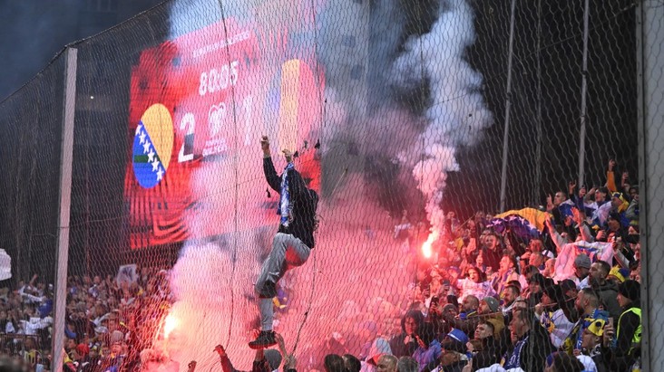 VIDEO | Scene de groază la finalul meciului Bosnia – România! Forţele de ordine au sărit să îi bată pe suporterii tricolorilor! Scandarea care a pornit haosul pe stadionul din Zenica