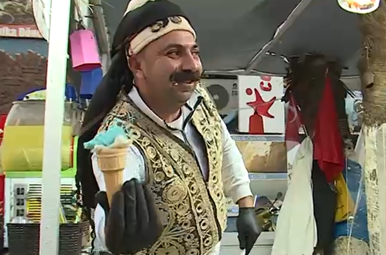 VIDEO | După mai bine de un sfert de secol, legendele fotbalului românesc încă îi fascinează pe turci. ”Este Regele!” 