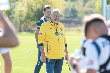 Selecţionerul care a avut "13 stranieri" la ultimul meci al Naţionalei: "Acesta este viitorul, nu mai putem avea sistemul Generaţiei de Aur" | EXCLUSIV


