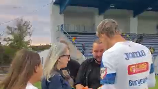 VIDEO | Emoţionant! Ionuţ Radu a dat autograf părinţilor săi în cantonamentul echipei naţionale