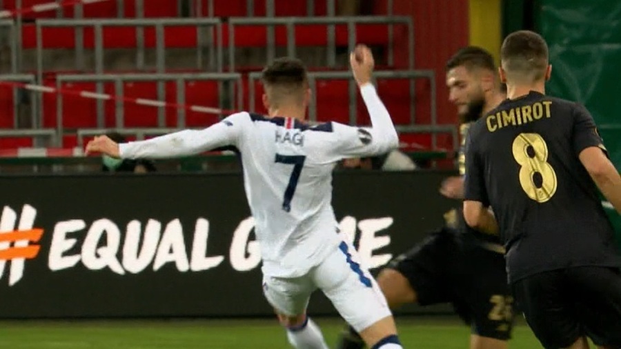 Ianis Hagi, la un pas să o comită chiar de ziua lui. VIDEO: A intrat dur la un adversar, dar arbitrul a dat dovadă de clemenţă