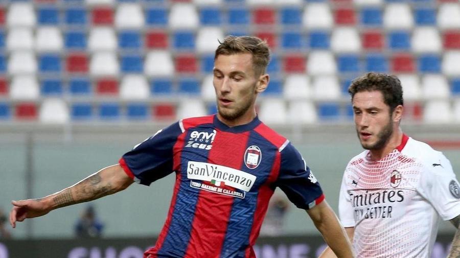 Clipe fericite pentru Denis Drăguş! Atacantul de la Crotone a devenit tată