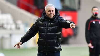 Marius Şumudică a primit flori şi cadouri de la mai mulţi fani ai echipei Malatyaspor 
