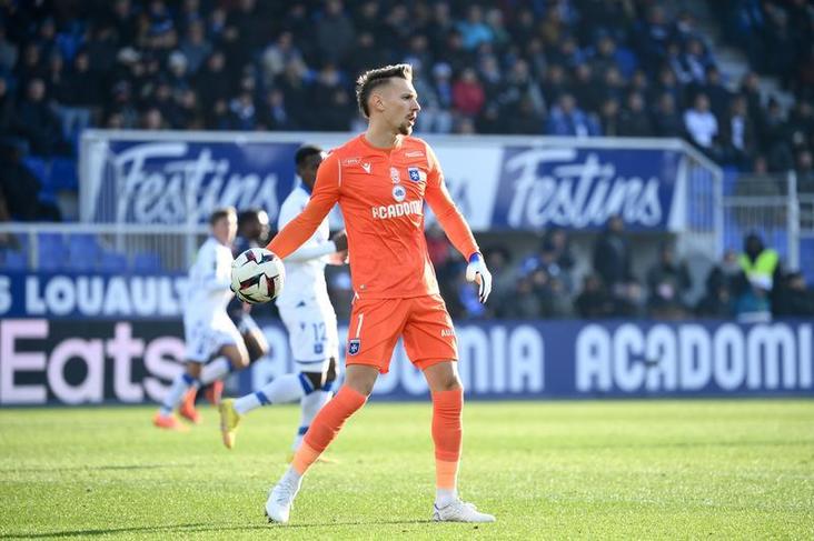 VIDEO ǀ Soluţie pentru naţională! Ionuţ Radu, penalty apărat în meciul cu Nice