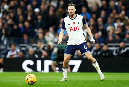 Radu Drăguşin i-a fermecat pe englezi după prestaţia din partida Tottenham - Aston Villa 4-1! Cum l-au numit pe fundaşul român