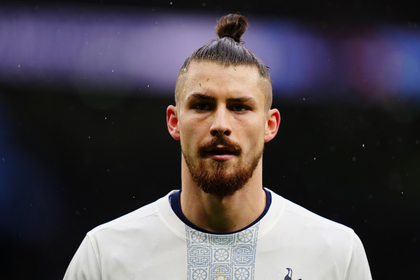 VIDEO | Radu Drăguşin a cucerit Europa League cu Tottenham! Fundaşul român a purtat „tricolorul” în momentul în care a primit medalia europeană