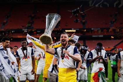 VIDEO | Radu Drăguşin a cucerit Europa League cu Tottenham! Fundaşul român a purtat „tricolorul” în momentul în care a primit medalia europeană