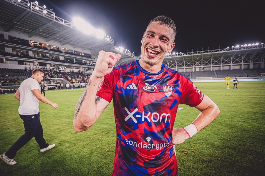 E gata! Bogdan Racoviţan a pus cerneala pe contract şi a semnat
