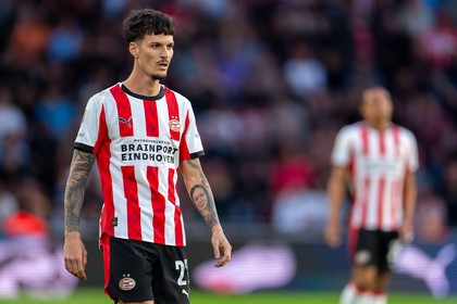 Olandezii au şters pe jos cu Dennis Man după ce PSV a fost învinsă surprinzător pe teren propriu: „Unul dintre cei mai slabi jucători”