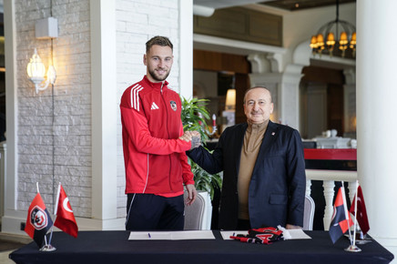 Denis Drăguş a semnat şi a fost prezentat oficial