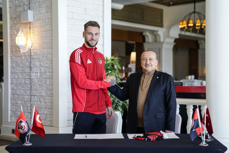 Denis Drăguş a semnat şi a fost prezentat oficial