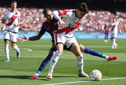 Presa din Spania, reacţii după ce Andrei Raţiu a cerut penalty în meciul cu Barcelona: „Există contact”