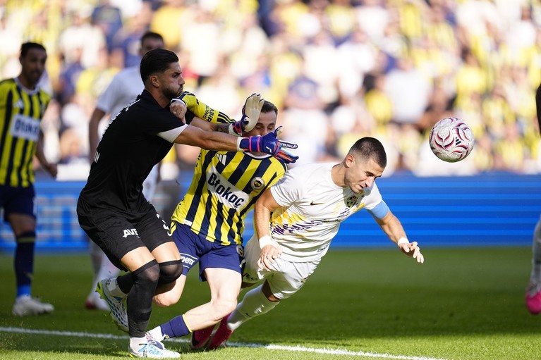Dezastru total pentru Horaţiu Moldovan! 5 goluri în 45 de minute şi OUT la pauză