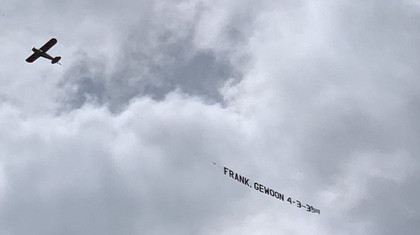 Antrenamentul Olandei, perturbat. Un elicopter a afişat un mesaj pentru selecţionerul Frank de Boer