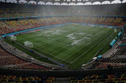 Arena Naţională, grav afectată de ploile torenţiale ce s-au abătut asupra Capitalei. Antrenamentul Austriei a fost anulat. ”Dacă nu trag acoperişul s-ar putea să nici nu se joace mâine!"