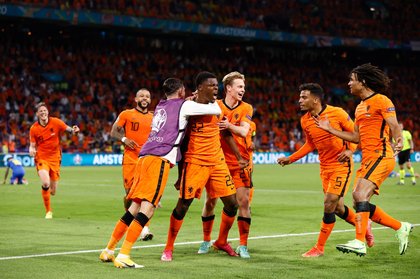 Stekelenburg, cel mai vârstnic jucător din istoria Ţărilor de Jos la un turneu final. Dumfries a egalat o performanţă reuşită de actualul selecţioner, Frank de Boer