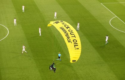 VIDEO | Incident inedit înaintea meciului Franţa - Germania, la EURO 2020. Un activist Greenpeace a aterizat cu paraşuta pe teren