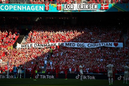 Un nou moment emoţionant la EURO! Banner special afişat la Copenhaga. "Toată Danemarca este cu tine, Christian"