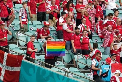 "M-am gândit că aş fi ipocrit dacă nu fac ceva". Mesajul fanului căruia i s-a luat drapelul simbol LGBT în tribună la Baku