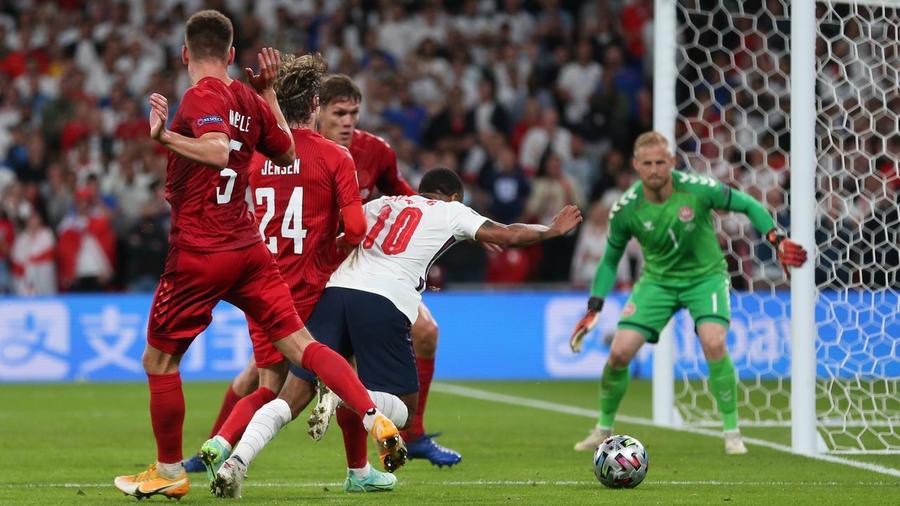Cristi Balaj, despre penalty-ul controversat care a dus Anglia în finala EURO 2020: "Trebuia să lase jocul să continue!"